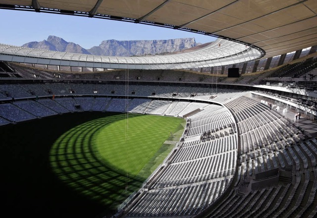 Kapstadts elegante Stadionschssel von... Stck vom   Tafelberg im Hintergrund   | Foto: dpa