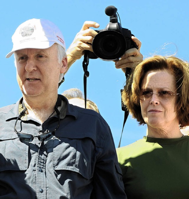 Starregisseur James Cameron und Hollyw...ohner beim Protest gegen den Staudamm.  | Foto: AFP