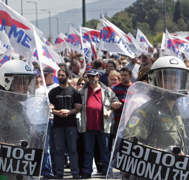 Hier in Athen wird mit harten Bandagen gestreikt.  | Foto: dpa