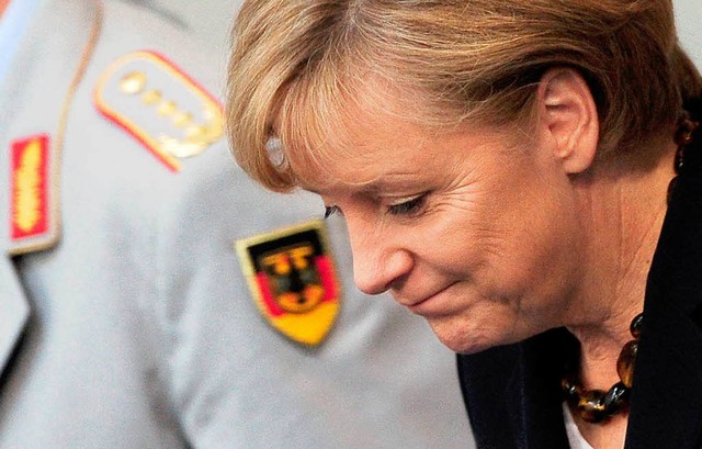 Die Kanzlerin wirkt im Bundestag nachdenklich  | Foto: dpa