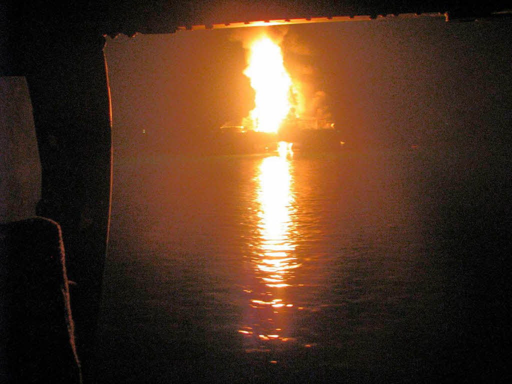 Der Feuerschein der brennenden Bohrinsel bei Nacht. Der Feuerschein der brennenden Bohrinsel bei Nacht.