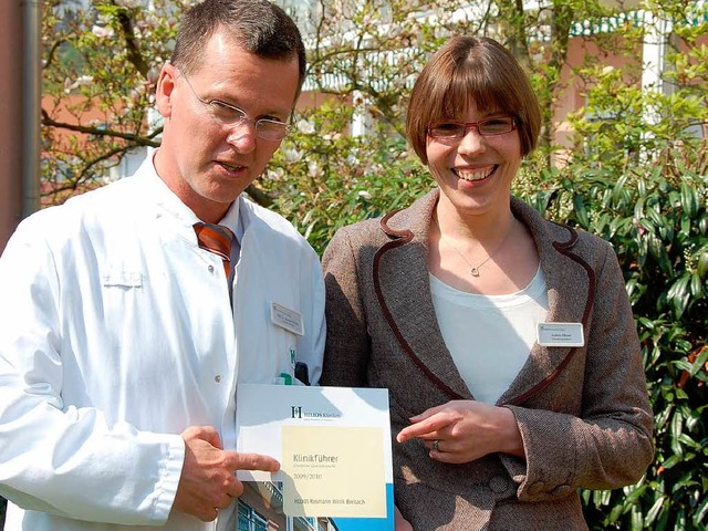 Professor Dr. Michael Pfeiffer und  An...die  Neuauflage des Klinikfhrers vor.  | Foto: Kai Kricheldorff