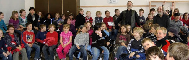 Buchautor Werner Frber inmitten seiner Zuhrer in der Grundschule Kenzingen.   | Foto: Sonja Lutz