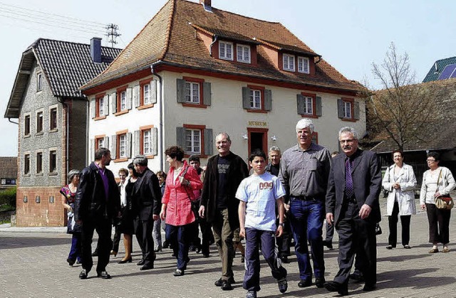 Die Delegation beim Oberweierer Heimat...lisheimer Brgermeister Gilbert Roth.   | Foto: Wolfgang Knstle