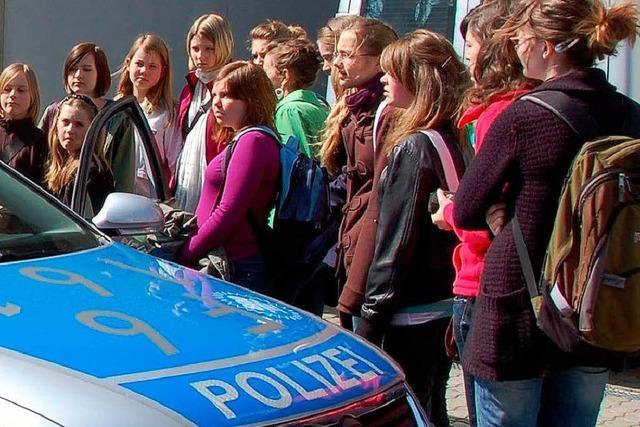 Mädchen vom Polizeiberuf gefesselt