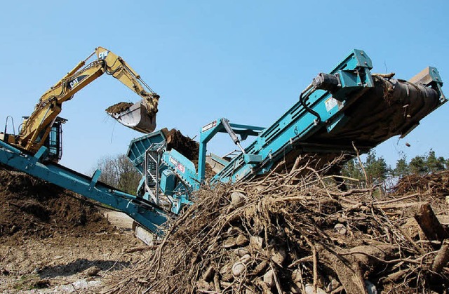 Vorbereitende Arbeiten fr die weitere...von Wurzelwerk befreit und ausgesiebt.  | Foto: Jochen Fillisch