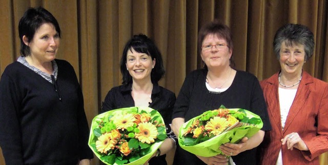 Pfarrerin Renate Krger (links) und Vo...s), die die Kkenstube mit aufbauten.   | Foto: Buderer