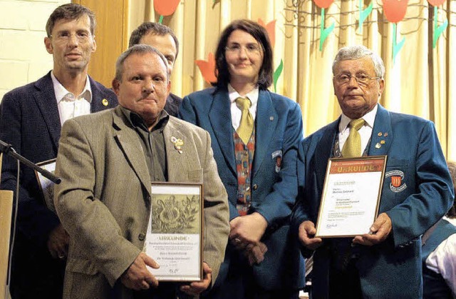 Otmar Gutmann, Manfred Heidiri (vorne)...verein Holzhausen geehrt (von links).   | Foto: axel drber