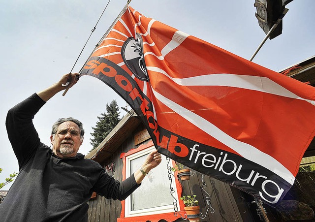 Auf zum Endspurt: Franco Sanchez hisst die SC-Flagge.  | Foto: m. bamberger