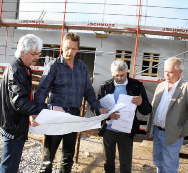 Vor Ort lieen sich der Rotzler Ortsvo...e beim Bau des Brgerhauses erklren.   | Foto: Jrn Kerckhoff