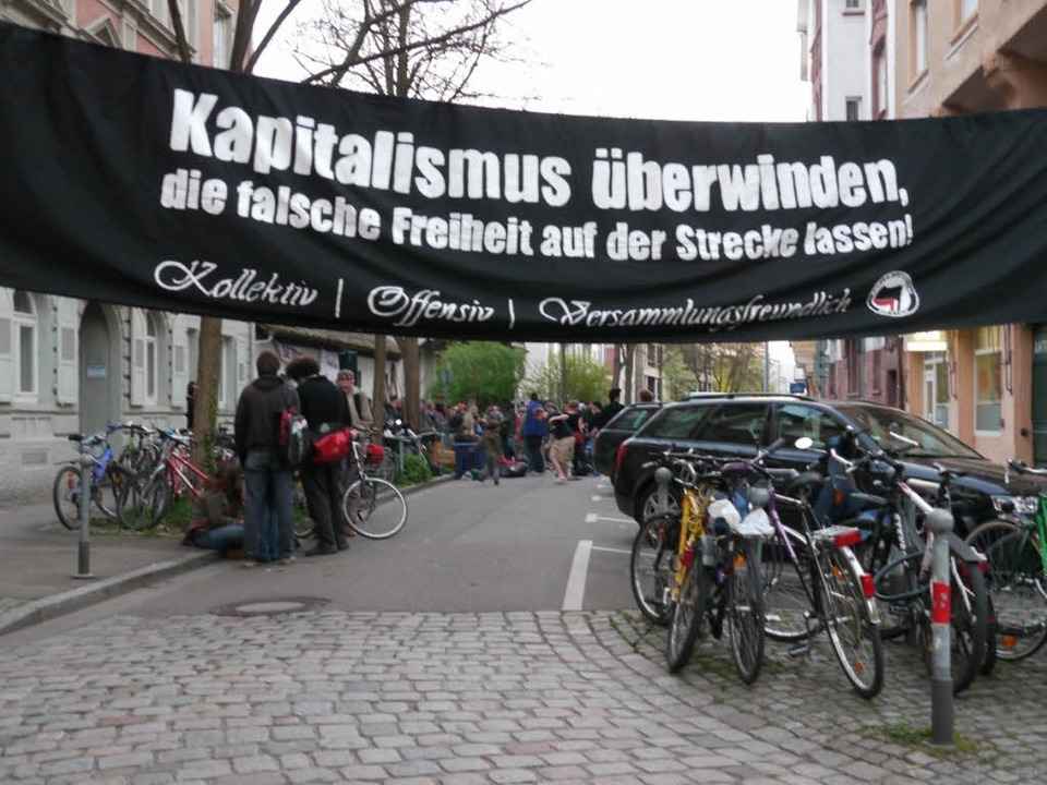 Ein schwarzes Banner mit eindeutiger B...Nr. 19 von rund 100 Autonomen besetzt.  | Foto: Joachim R�derer