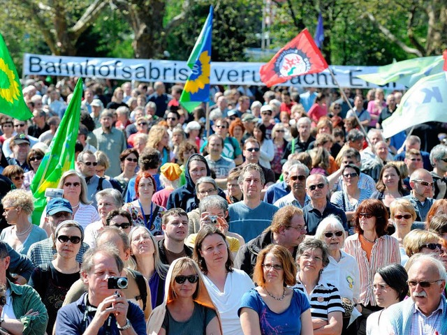 Etwa 8000 Menschen demonstriertengegen...denprojekt &#8222;Stuttgart 21&#8220;.  | Foto: dpa