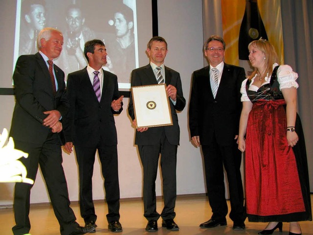 Goldenes Gtezeichen fr die WG Sasbac...nz, Wilfried Drr und Sarah Kappeler.   | Foto: Ilona Hge