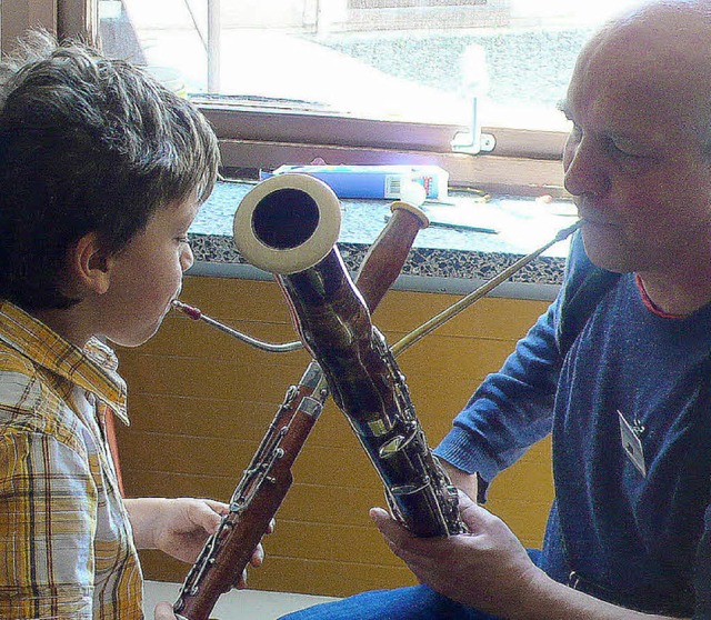 Manuel lsst seine ersten Fagott-Tne ... Christian Raabe begleitet ihn dabei.   | Foto: Eberhard Wei
