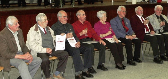 Die acht seit 60 Jahren Aktiven des Al...rungsversammlung des ASB in Langenau.   | Foto: Georg Diehl