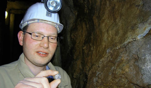 Geologe Jens Wittenbrink mit einem win... Lindwurmpfennig aus dem Mittelalter.   | Foto: Michael Haberer