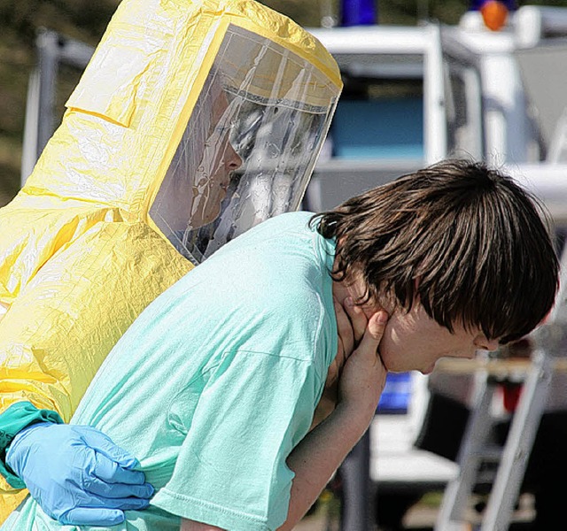 In Schutzanzgen war das Personal der   ABC-Fachgruppe im Einsatz.  | Foto: Charlotte Frse