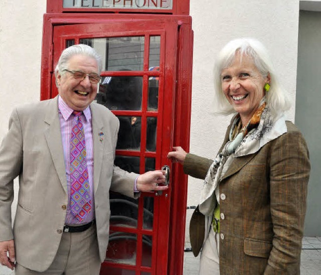 Derek Jackson (Chester) und Oberbrger...Heute-Bluhm erffnen die Telefonzelle   | Foto: Barbara Ruda