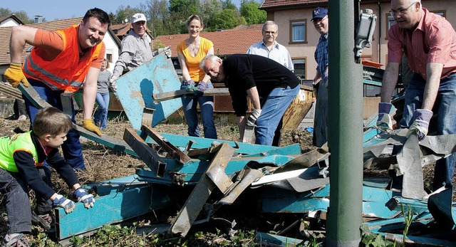 Viel zu tun gab es beim Bahnhof:   Br... beim Murger Dorfputz krftig mit an.   | Foto: Peter Rosa