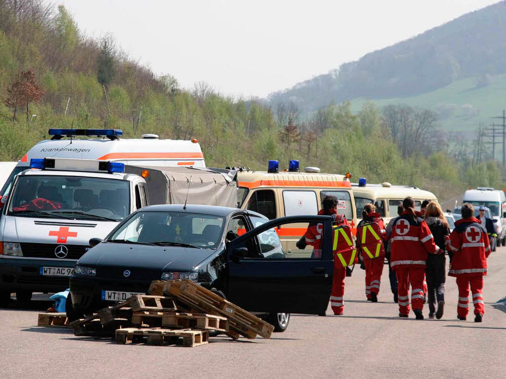 Den Einsatz bei einem Unfall, wie er stets passieren kann, probte der DRK-Kreisverband Sckingen auf der A 98 in Laufenburg.