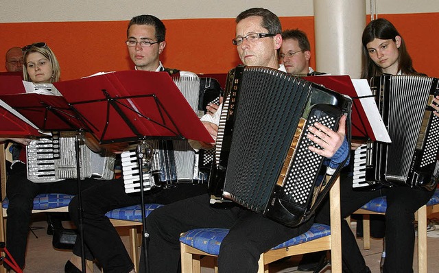 Das Handharmonikaorchester aus  Sulzbu...reises fr  den musikalischen Rahmen.   | Foto: Susanne Kanele