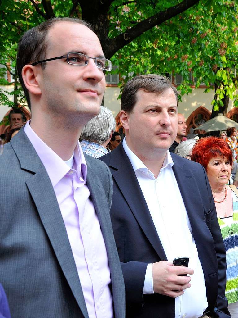 Sascha Fiek (FDP, links) und Daniel Sander (CDU) verfolgen die Wahlergebnisse.