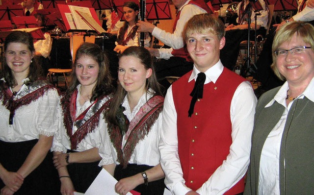 Karin Horst (rechts) zeichnete den Nac...er Sophie und Simon Karle (von links).  | Foto: Anne Freyer