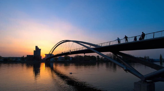 Sonnenuntergang ber der Dreilnderbr...bend des Tages als die Vulkanwolke kam  | Foto: Birgit-Cathrin Duval