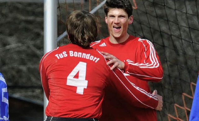 Torjger Benjamin Schnle (rechts) bri...eut sich mit Abwehrspieler Uwe Knaak.   | Foto: Patrick Seeger (A)