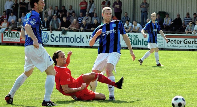 Yannick Hringer erzielt im Fallen das 1:0 fr den Bahlinger SC.   | Foto: Sebastian Ehret