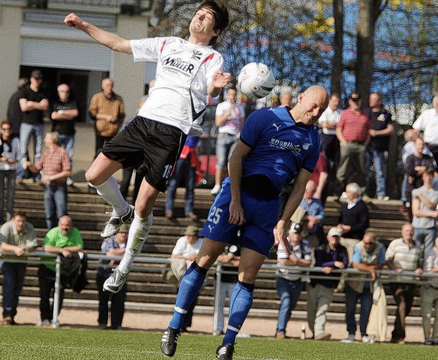 Verbissener  Luftkampf zwischen dem Vi...h beide Teams  brderlich die Punkte.   | Foto: Dieter Reinhardt