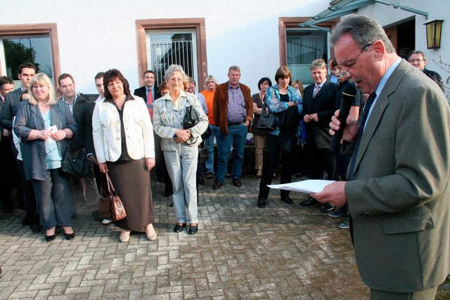 Kurz vor 19 Uhr gab Brgermeister Ecke...rgermeisterwahl Hinterzarten bekannt.  | Foto: Dieter Maurer