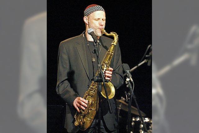 Der Dame des Herzens die starke Saxophonschulter