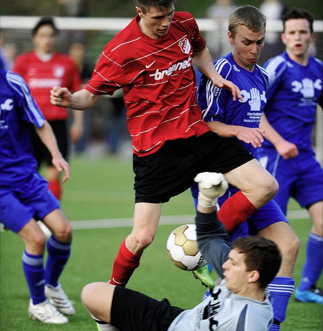 Hochbetrieb vor dem Tor des TuS Efring...en), darber Timo Schmidt vom FC Wehr   | Foto: meinrad schn