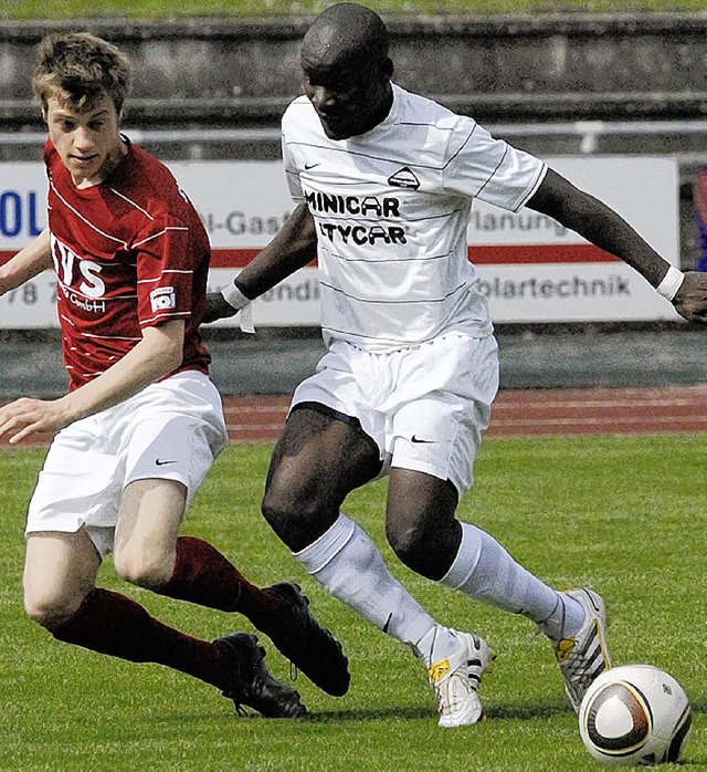 Fuballerbeine im Parallelogramm : der...gegen den Opfinger Johannes Binninger   | Foto: kaufhold