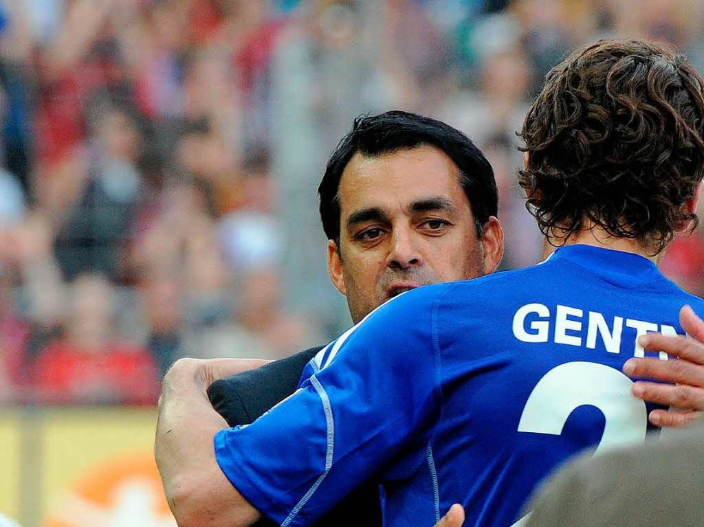 Ex-Stuttgarter unter sich: Dutt tröstet Gentner. Ex-Stuttgarter unter sich: Dutt tröstet Gentner.