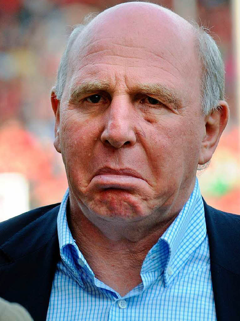 Das ist nun wahrlich ein langes Gesicht: Dieter Hoeneß, Wolfsburgs Manager. Das ist nun wahrlich ein langes Gesicht: Dieter Hoeneß, Wolfsburgs Manager.