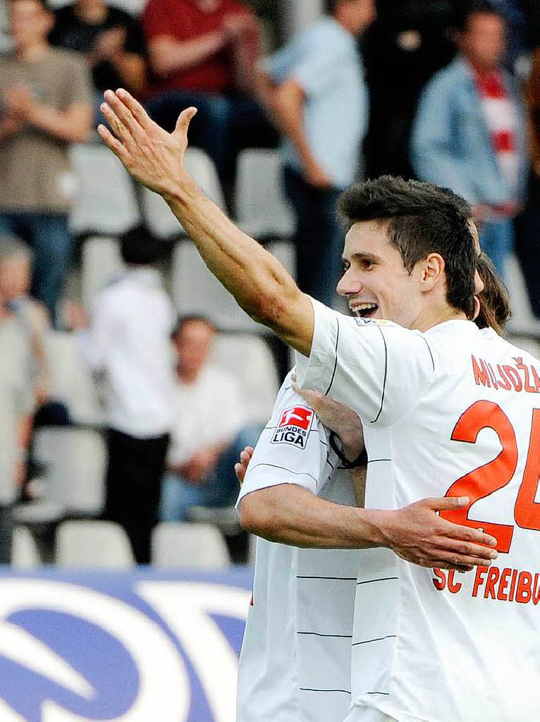 1:0 gegen den VfL Wolfsburg – Jubel und Erleichterung beim SC Freiburg. 1:0 gegen den VfL Wolfsburg – Jubel und Erleichterung beim SC Freiburg.