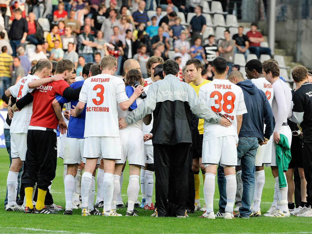 1:0 gegen den VfL Wolfsburg – Jubel und Erleichterung beim SC Freiburg. 1:0 gegen den VfL Wolfsburg – Jubel und Erleichterung beim SC Freiburg.