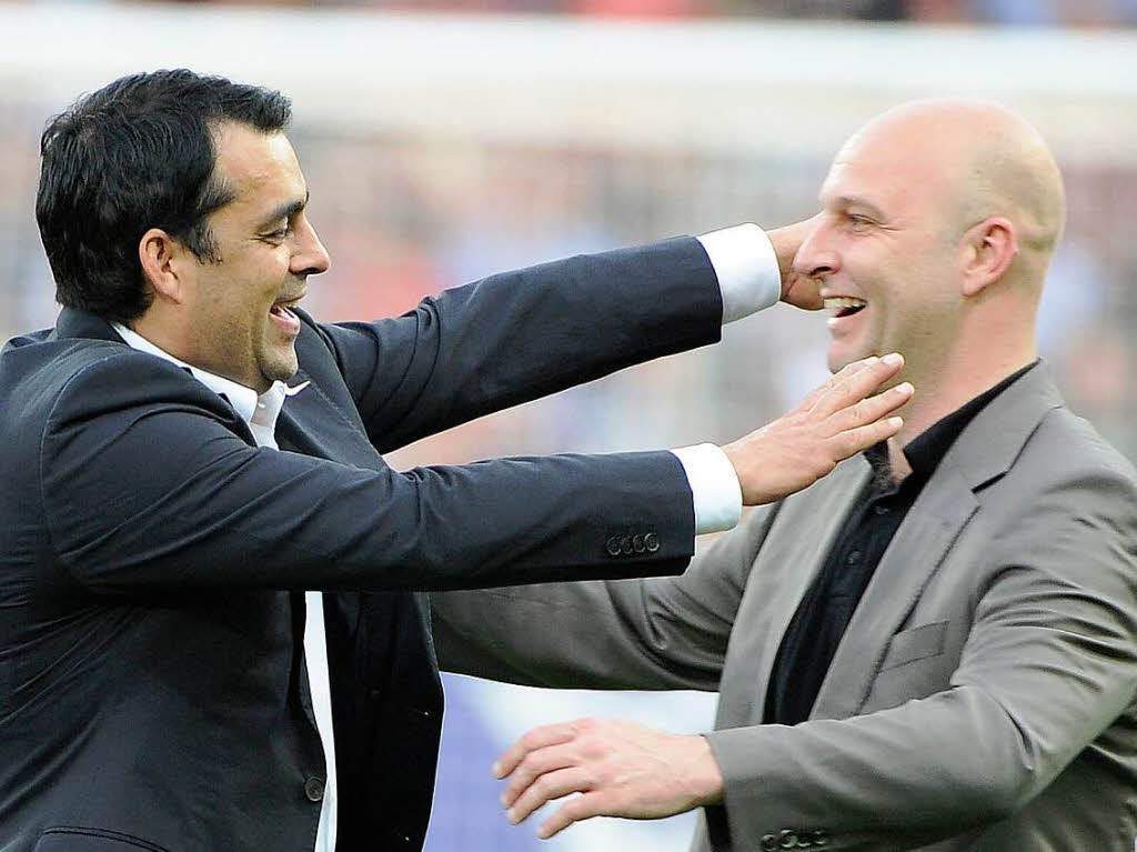 Lass dich drücken, Kumpel: Trainer Dutt, Sportdirektor Dufner. Lass dich drücken, Kumpel: Trainer Dutt, Sportdirektor Dufner.