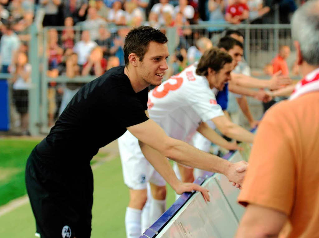 Freiburg Profis bedanken sich für die Unterstützung der Fans. Freiburg Profis bedanken sich für die Unterstützung der Fans.