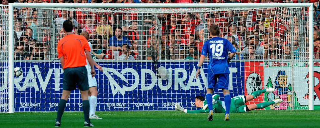Die entscheidende Szene: Diego Benaglio  streckt sich beim 1:0 durch Freiburgs Makiadi vergeblich nach dem Ball.