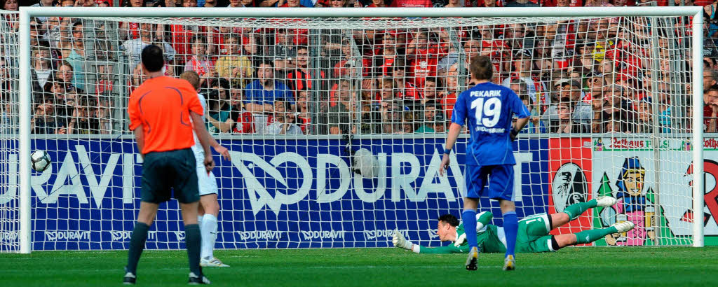 Die entscheidende Szene: Diego Benaglio streckt sich beim 1:0 durch Freiburgs Makiadi vergeblich nach dem Ball. Die entscheidende Szene: Diego Benaglio streckt sich beim 1:0 durch Freiburgs Makiadi vergeblich nach dem Ball.