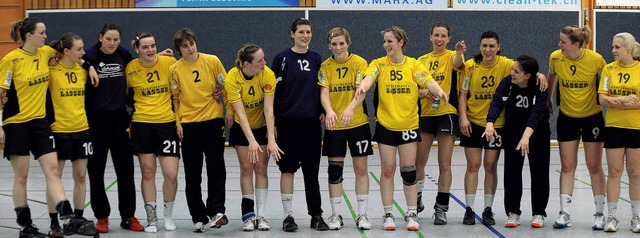 Stimmungsvoller, kollektiver  Abschied...: die Handballerinnen des TV Grenzach   | Foto: Meinrad Schn