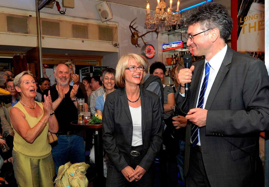 Helen Hall-Salomon und Dieter Salomon lachen erleichtert bei der Wahlkampfparty in der Jackson-Pollock-Bar.