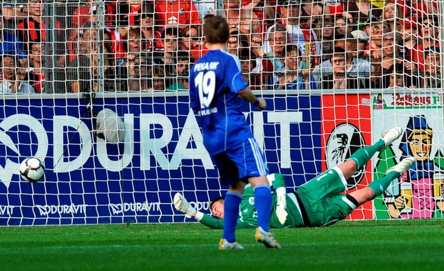 Der entscheidende Treffer: Makiadis (n...schuss schlgt im Wolfsburger Tor ein.  | Foto: dpa
