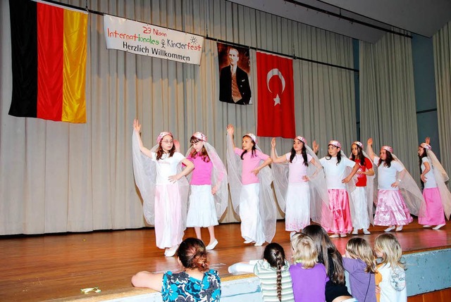 Beim internationalen trkischen Kinder...nder  den trkischen Nationalfeiertag.  | Foto: Dieter erggelet