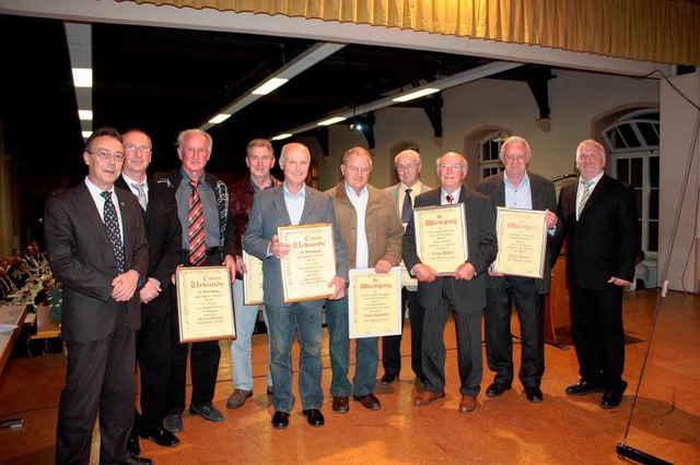 Viele langjhrige Mitglieder ehrte der...50 und 60 Jahren dem Verein angehren.  | Foto: Lena Jger (Katrin Komann