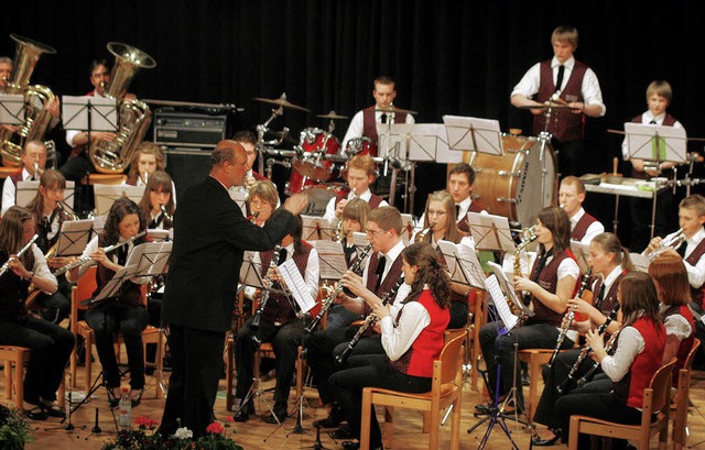 Die Musikkapelle Wittelbach mit Dirige...fnete den Konzertabend im Brgerhaus.   | Foto: heidi fssel