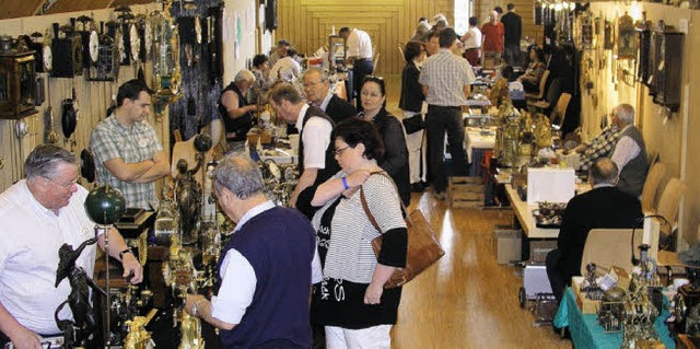 Viele Besucher und Hndler kamen aus d...kelhalle das Mekka der Uhrenfreunde.    | Foto: GERT BRICHTA